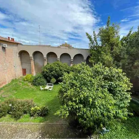 بيت ضيافة Della Duchessa - Dimora Storica Affrescata فيرّارا